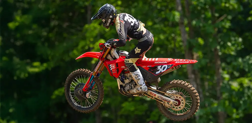 Zawodnik motocross w sprzęcie FOX na torze